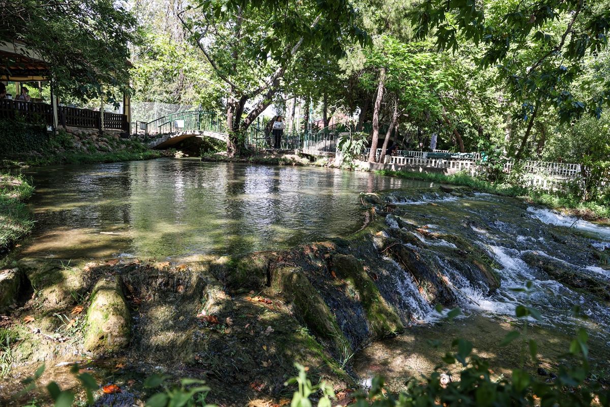 Antalya'da sıcaktan bunalanlar Düden Şelalesi'nde yoğunluk oluşturdu