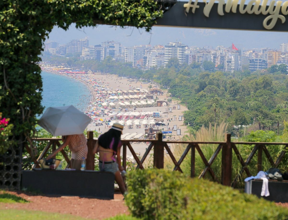 Antalya'da yüksek nem ve sıcaktan bunalanlar sahilleri doldurdu