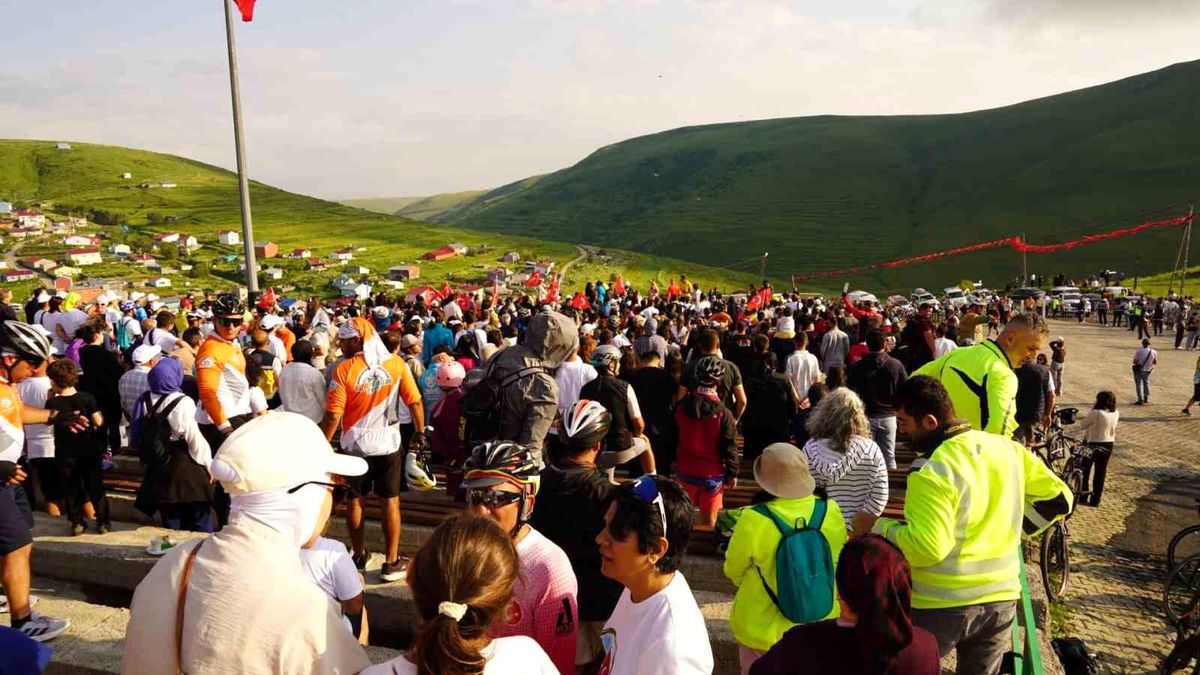 Ardahan'da Ata'nın silüetine bulut engeli