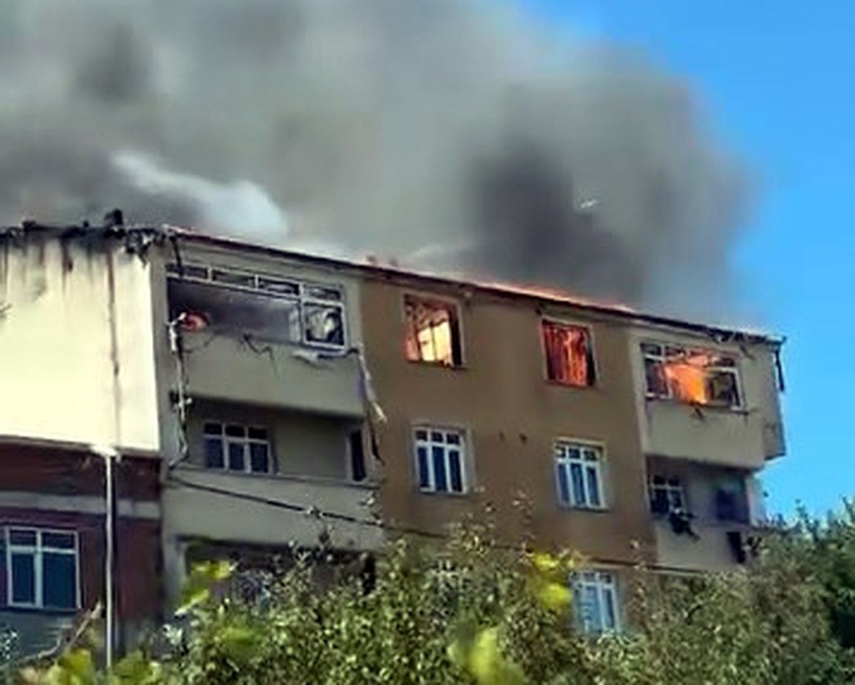Avcılar'da 5 katlı binanın çatısında çıkan yangın 2 daireye sıçradı