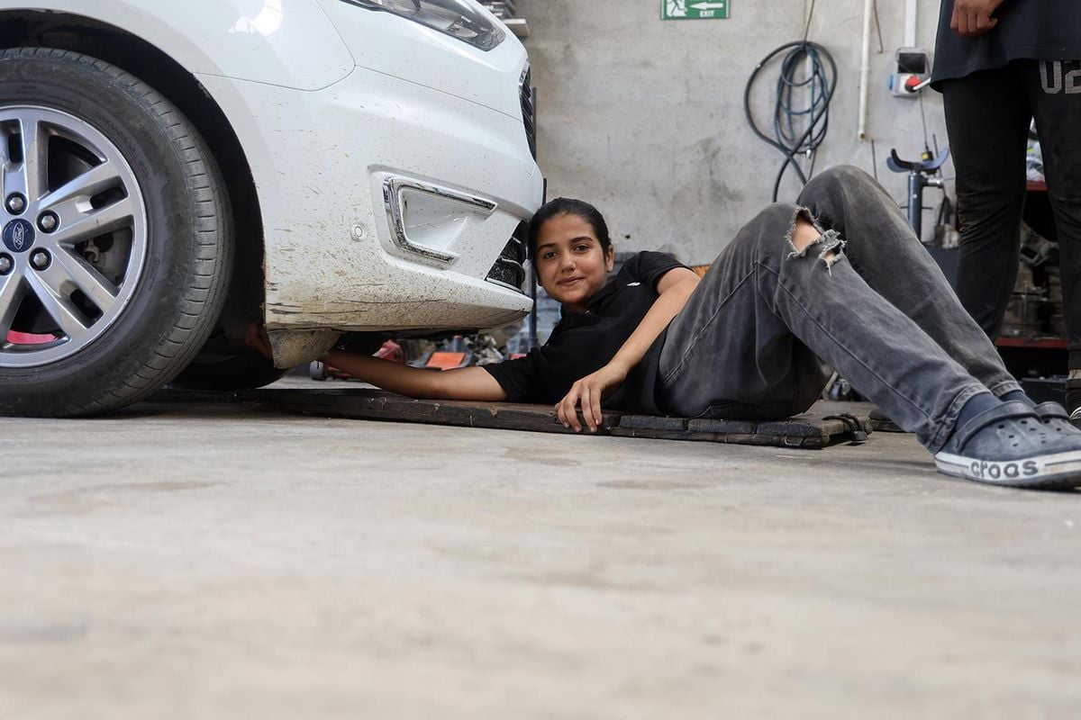 15 yaşındaki Nehir Usta çıraklarına ders veriyor