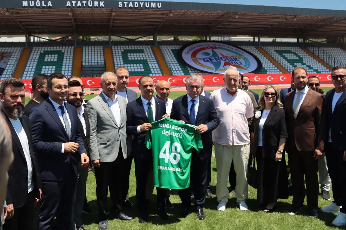 Gençlik ve Spor Bakanı Osman Aşkın Bak, Muğlaspor'un stadı hakkında açıklama yapıyor.