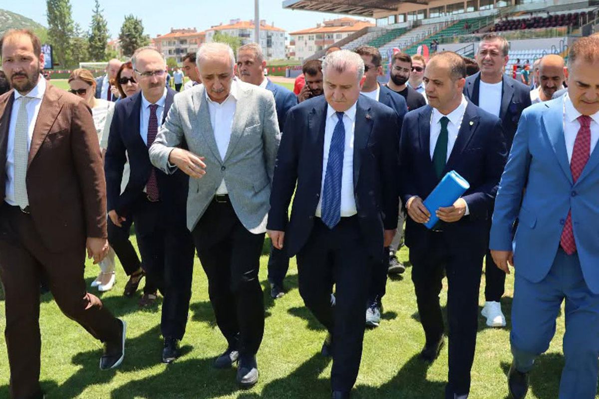 Bakan Bak'tan stadyum müjdesi: Yeni sezona yetişecek