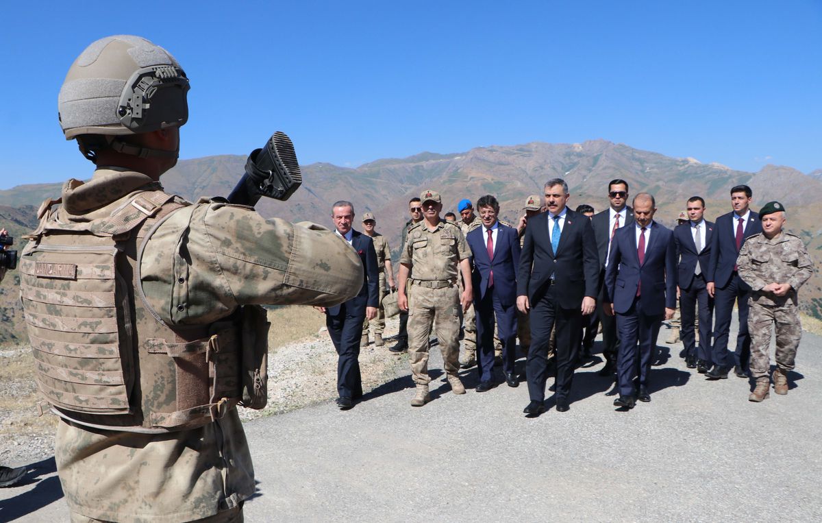 İçişleri Bakanı Mustafa Çiftçi, Hakkari'deki bir askeri üs bölgesini ziyaret ediyor.