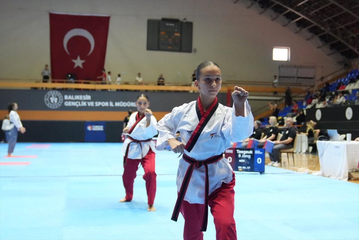 Balıkesir'de 18 ilden 478 sporcunun katıldığı tekvando turnuvası başladı