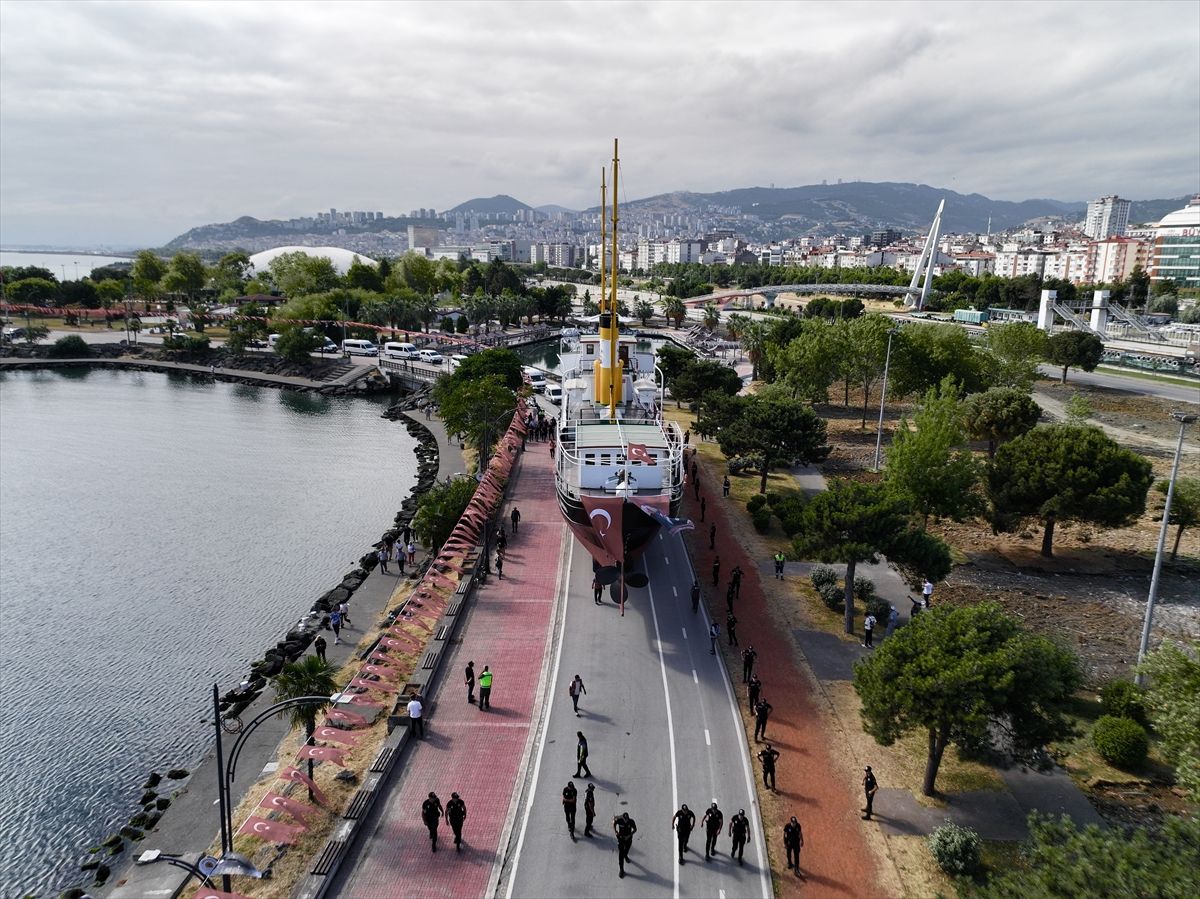 Bandırma Gemi Müzesi karadan yürütülerek İstiklal Meydanı'na taşındı