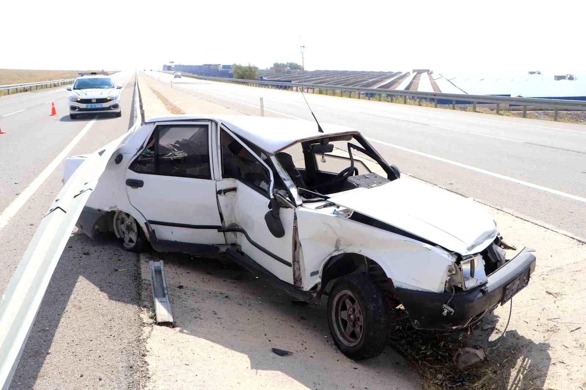 Bariyerlere çarpan otomobil iki büklüm oldu: 1 yaralı