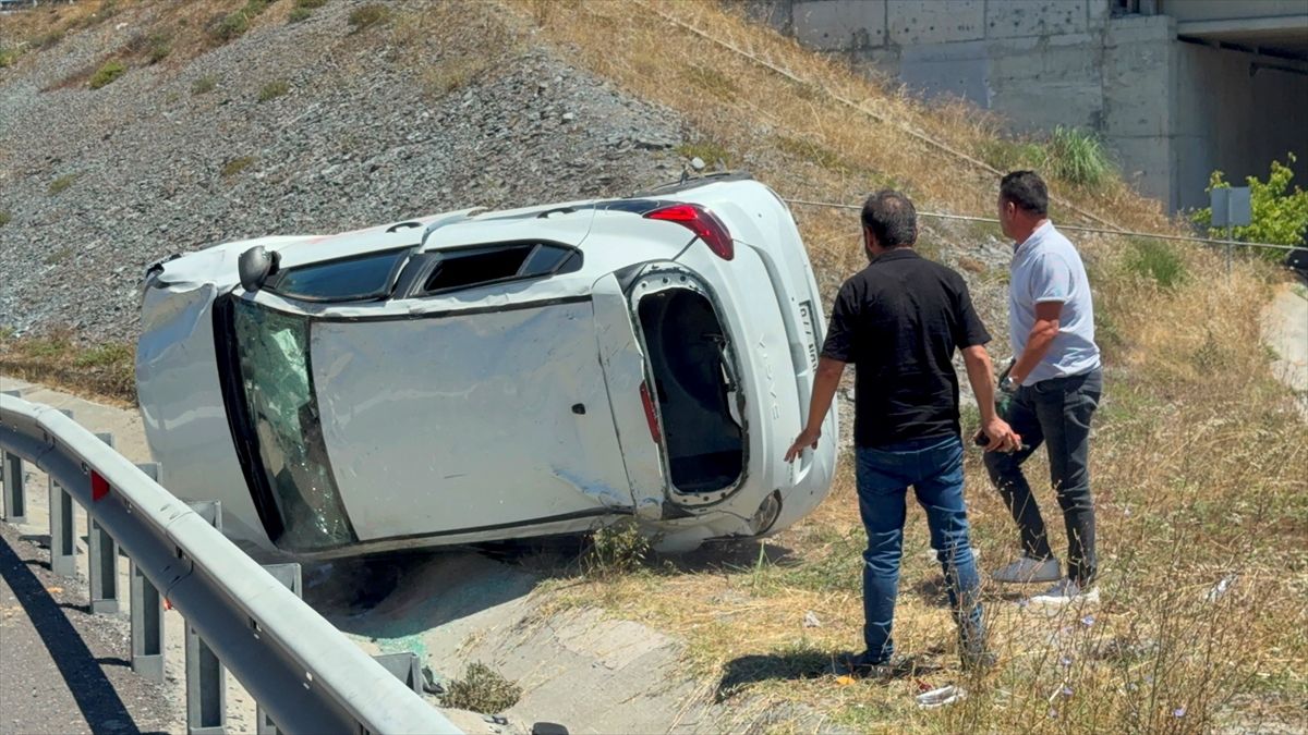 Başakşehir'de yoldaki bariyerlere çarpan otomobildeki 3 kişi yaralandı