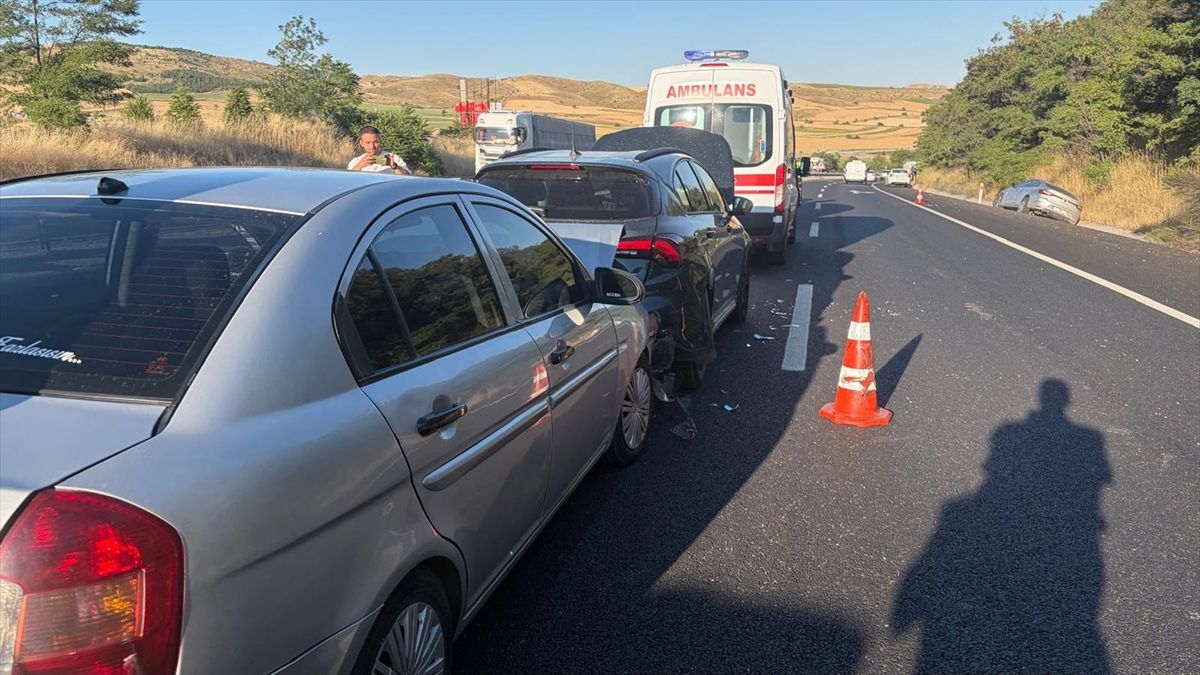 Bilecik'te zicirleme trafik kazasında 2 çocuk yaralandı