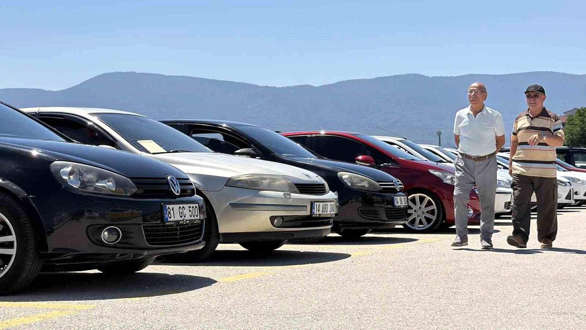 Bolu'da ikinci el otomobil galerisinde sergilenen araçlar