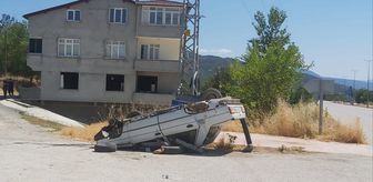 Boyabat'ta devrilen otomobilin sürücüsü yaralandı