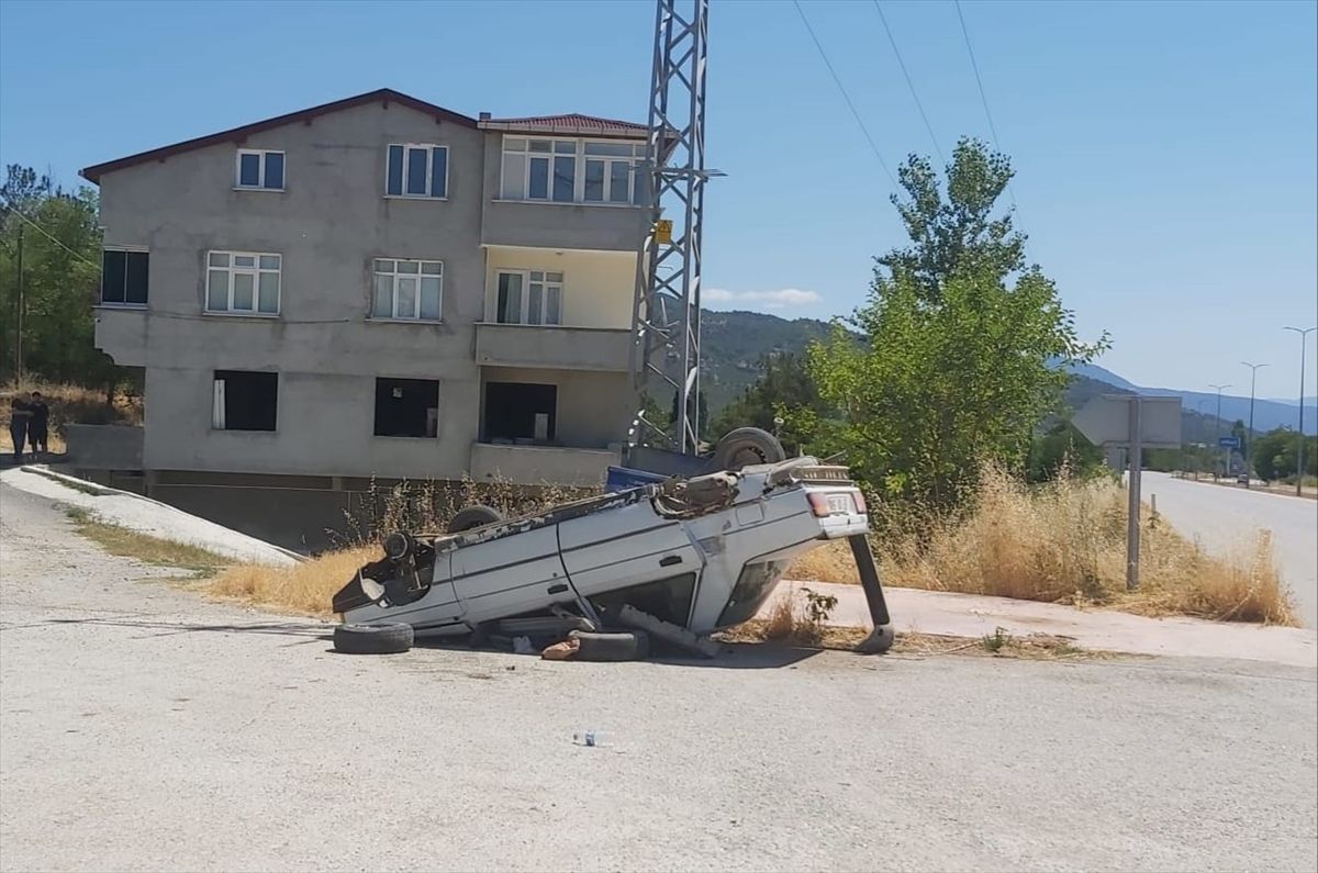 Boyabat'ta devrilen otomobilin sürücüsü yaralandı