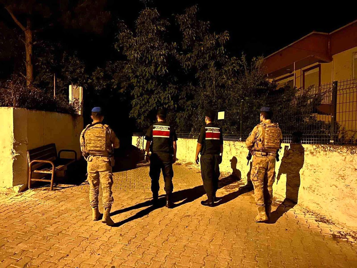 Aydın Bozdoğan'da jandarma ve komando ekiplerinin gece devriyesi.