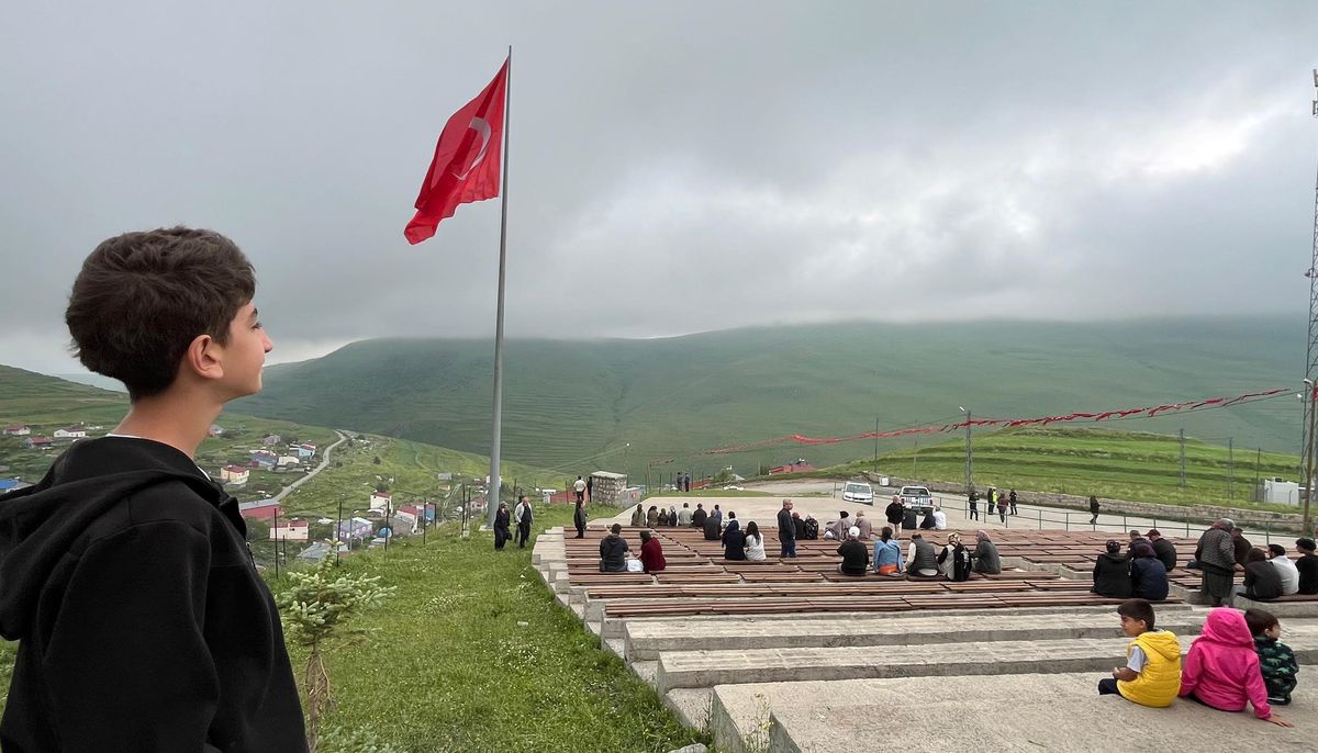 Damal ilçesinde düzenlenen şölende hava koşulları nedeniyle Atatürk silüetinin görülemediği anı temsil eden genel bir görsel.