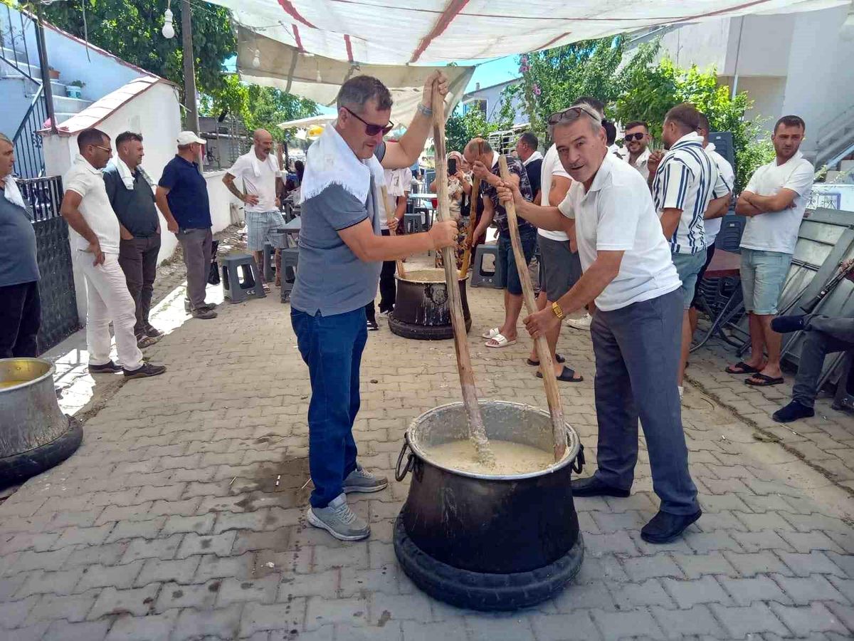 Burhaniye'de keşkek dövme geleneği devam ediyor