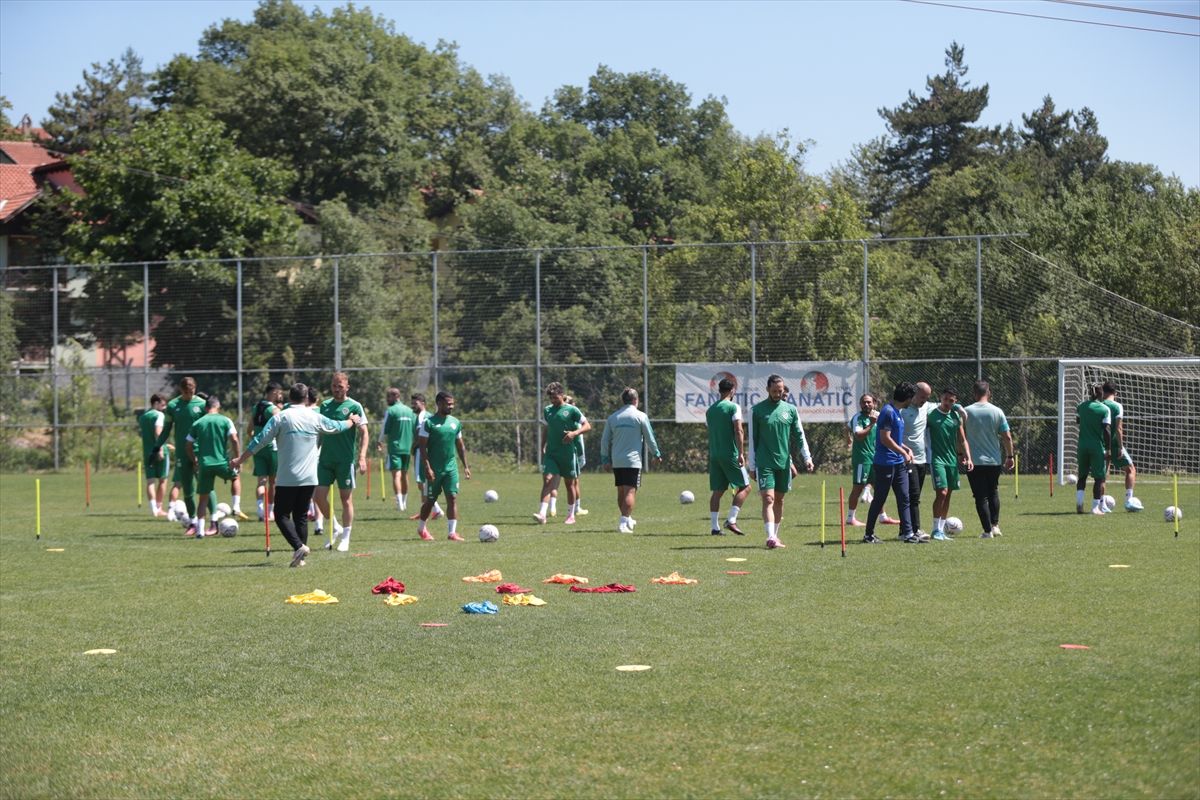 Bursaspor futbol takımı antrenman yapıyor.