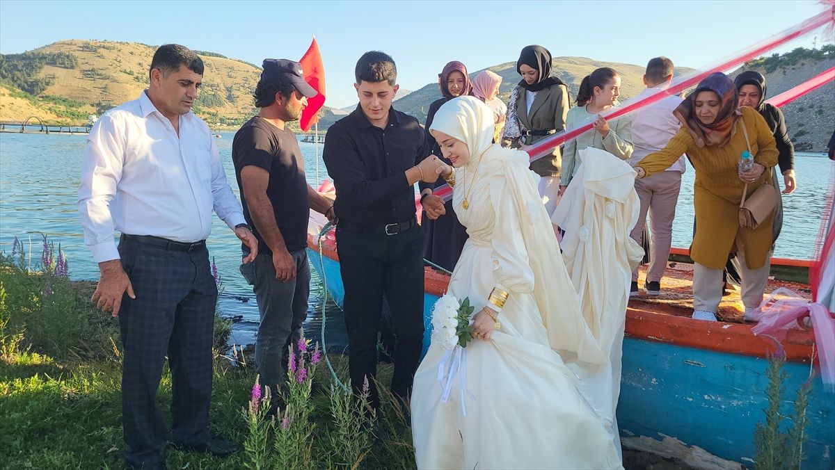 Çat Barajı'ndaki 'yüzen adalar'da ilk nikah kıyıldı