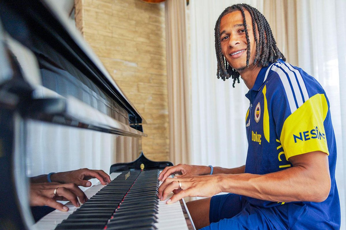 Fenerbahçe'nin yeni transferi Nathan Ake'nin açıklama yaparken çekilmiş fotoğrafı.