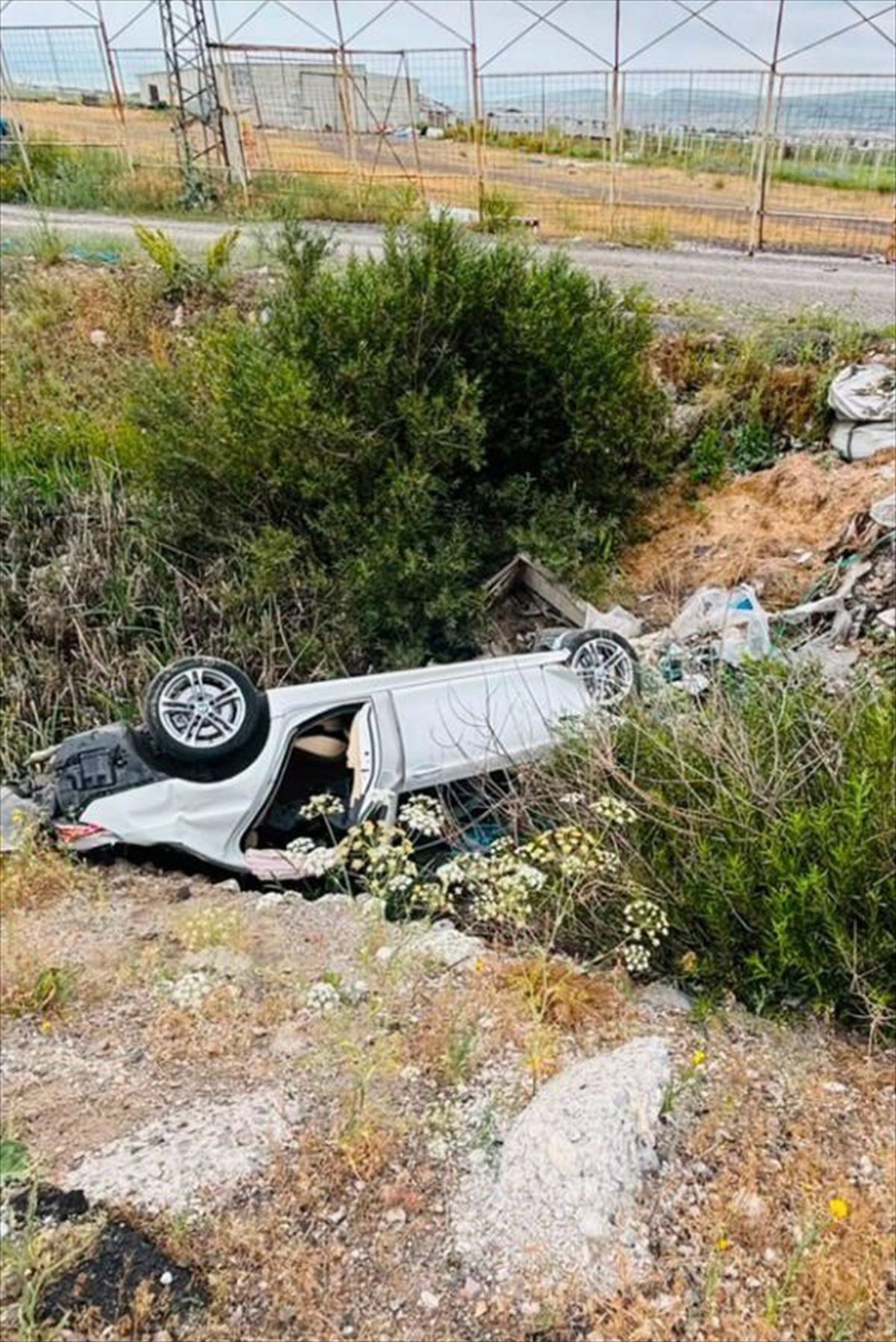 Erzurum-Aşkale yolunda meydana gelen trafik kazasında şarampole devrilen otomobil.