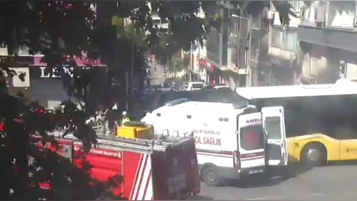 Fatih'te İETT Otobüsü Ambulansa Çarptı