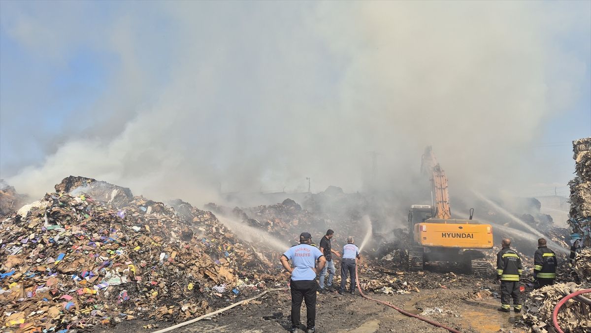 Gaziantep'in Nizip ilçesindeki bir kağıt fabrikasının açık depolama alanında çıkan yangın söndürüldü.
