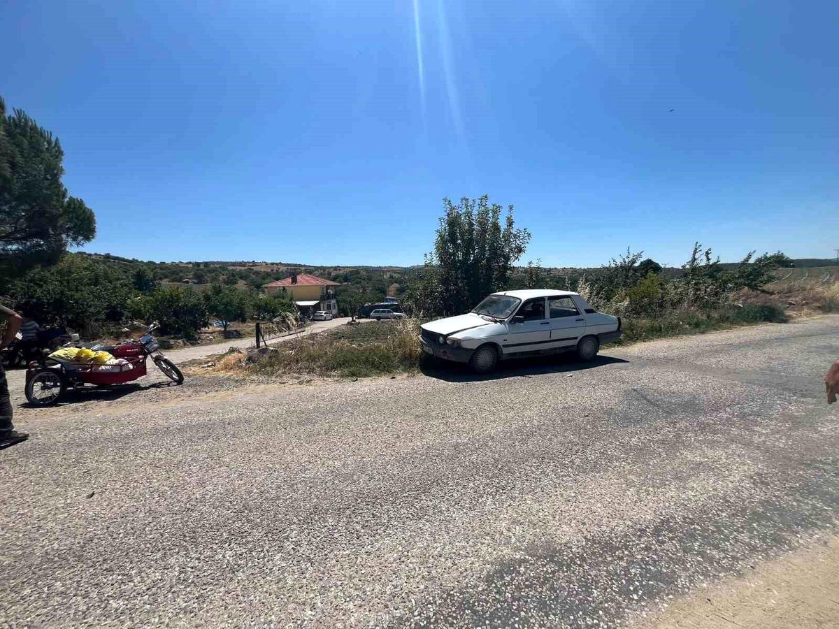 Gördes'te motosiklet otomobile çarptı: 2 yaralı