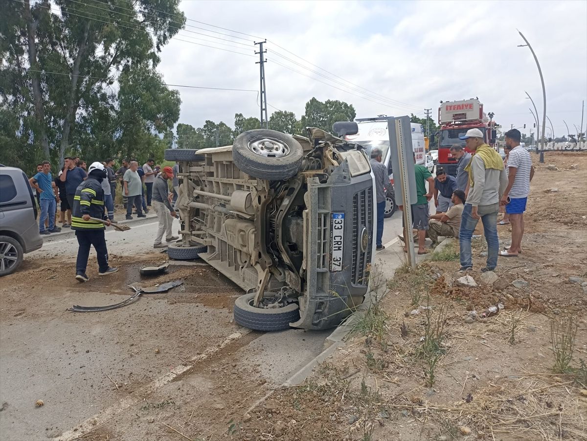 Hatay Arsuz'da meydana gelen zincirleme trafik kazasına ait genel görünüm.