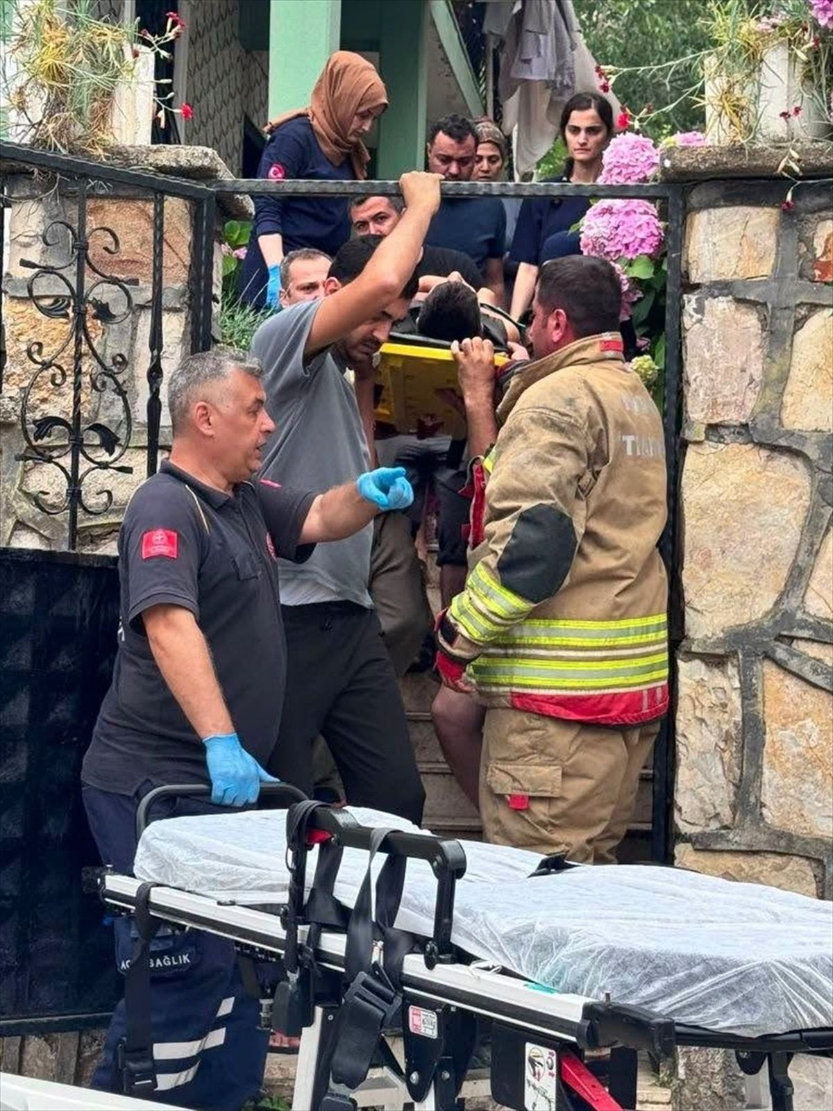 Hatay'da bacağına demir korkuluk saplanan çocuk tedaviye alındı