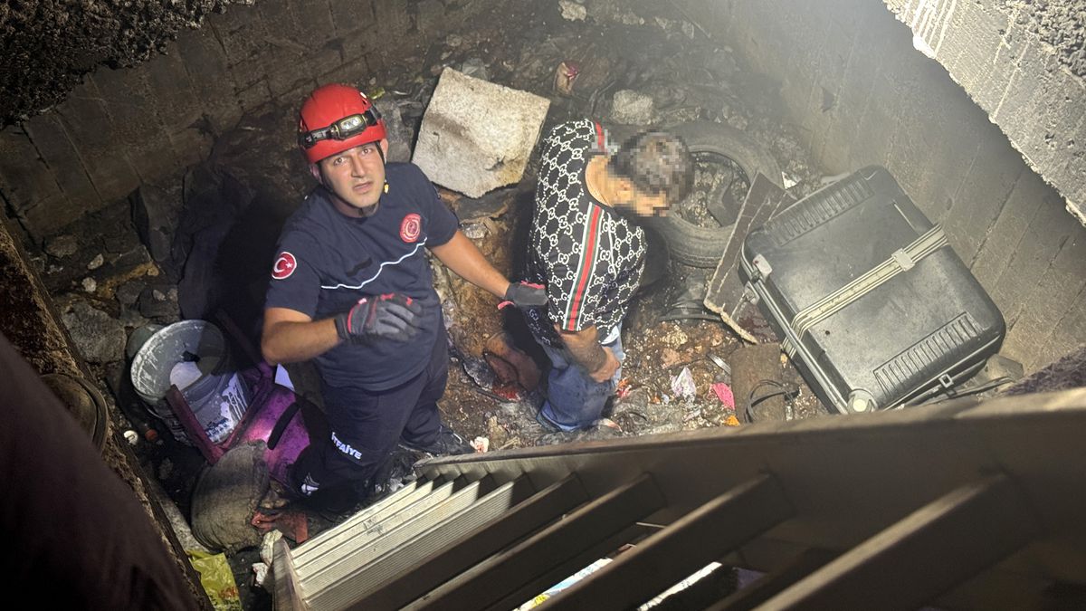 Antalya'da bir inşaat alanında 3.5 metre derinliğindeki çukura düşen Osman K. isimli genç, itfaiye ekiplerince kurtarıldı.