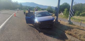 Karabük'te refüje çarpan otomobildeki 4 kişi yaralandı