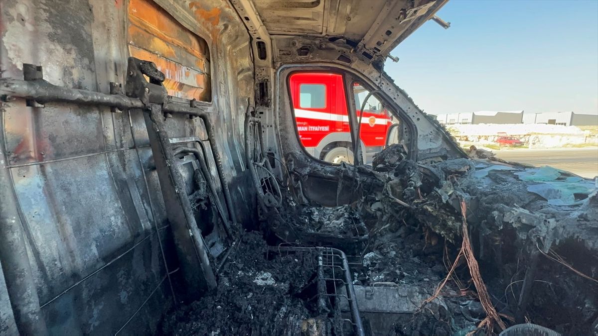 Karaman'da seyir halindeki kamyonet yandı