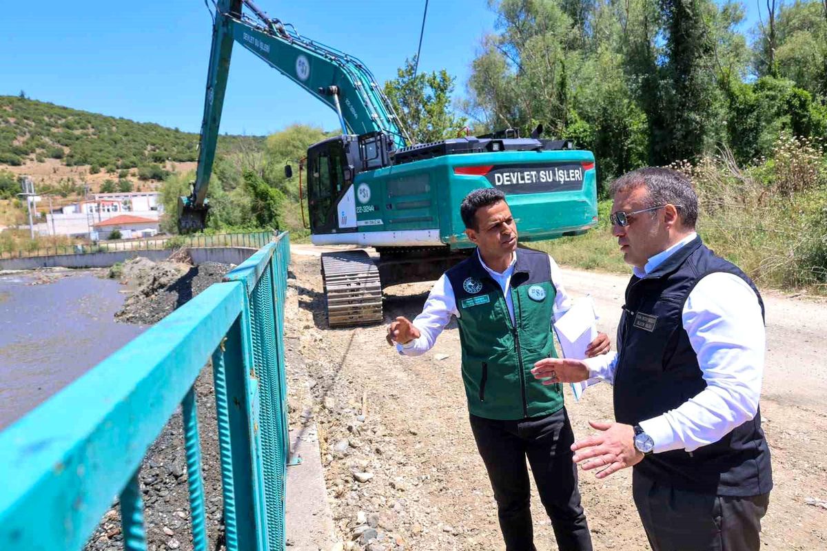 Bilecik Valisi Faik Oktay Sözer, Karasu Çayı'ndaki taşkın kontrol çalışmalarını denetliyor.