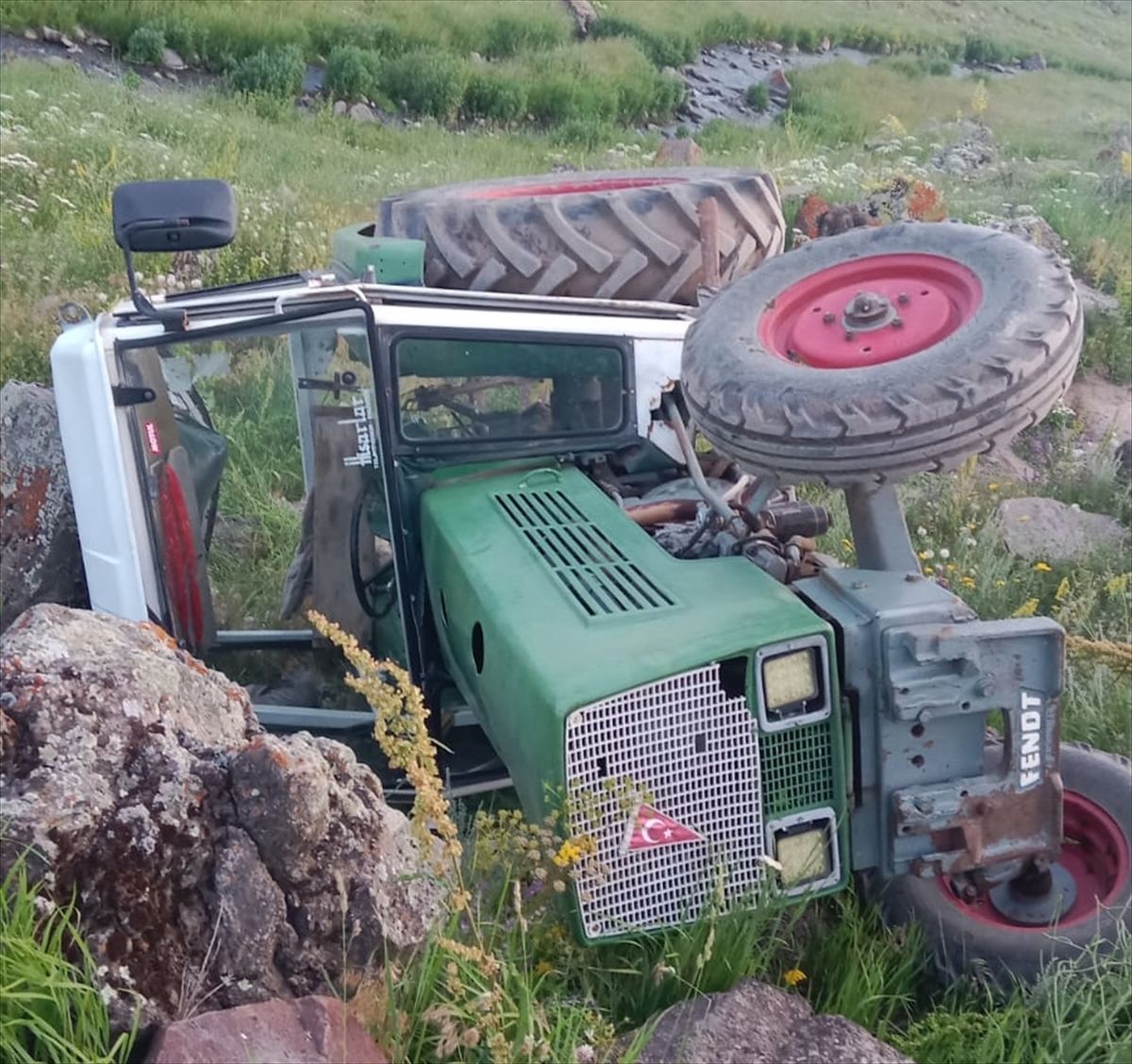 Kars'ta şarampole devrilen traktördeki 2 kişi yaralandı