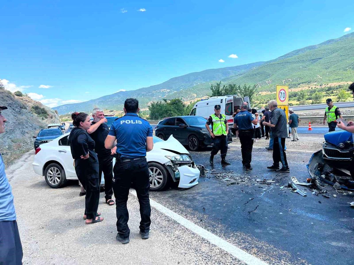 Kastamonu'da iki otomobil çarpıştı: 5 yaralı