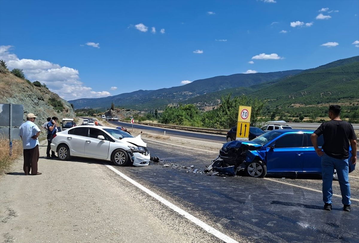 Kastamonu'da iki otomobilin çarpıştığı kazada biri çocuk 5 kişi yaralandı