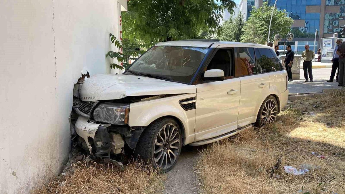 Kontrolden çıkan cip, kaldırımda yürüyen vatandaşa çarptı: 1'i ağır 2 yaralı