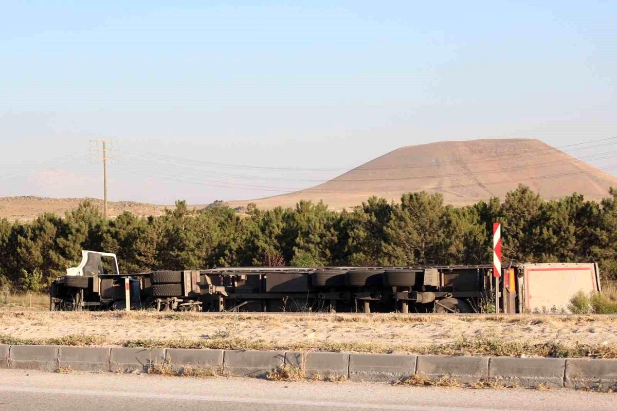 Konya'nın Karapınar ilçesinde devrilen tır.