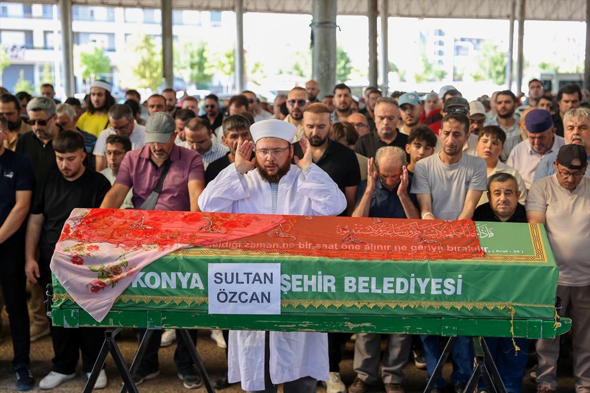 Konya'nın 'Kırmızılı Kadın'ı son yolculuğuna uğurlandı