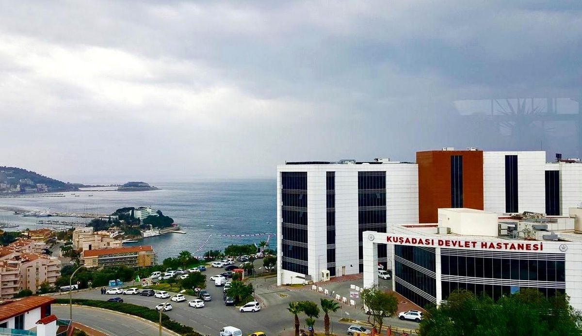Kuşadası'nda 5 yıldızlı bir otelde tatil yapan yaklaşık 30 turist, yedikleri yemekler sonrası hastaneye kaldırıldı.