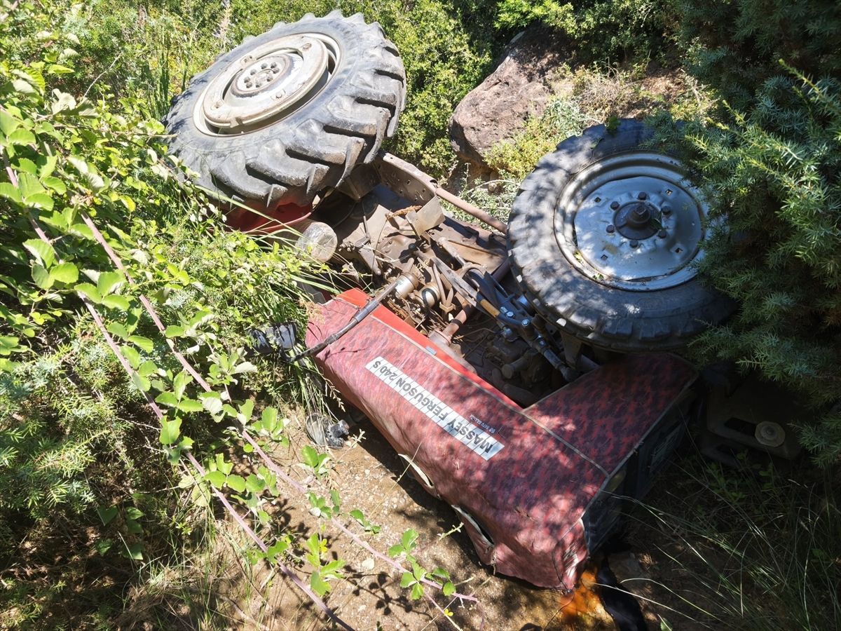 Manisa'da devrilen traktörün sürücüsü öldü