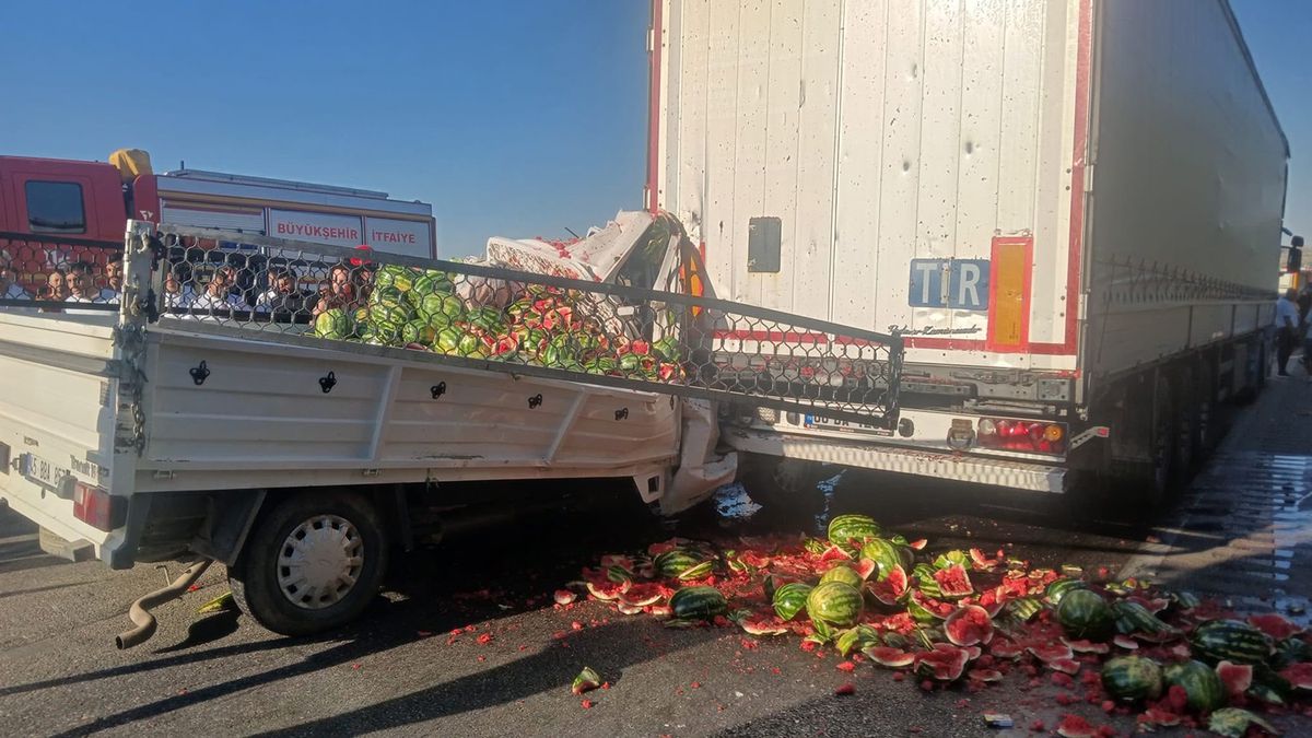 Manisa Kula'da kamyonetin TIR'a arkadan çarptığı trafik kazası sonrası olay yeri.