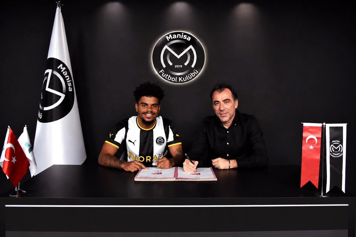 Manisa FK futbol takımı oyuncuları sahadaki bir pozisyonda