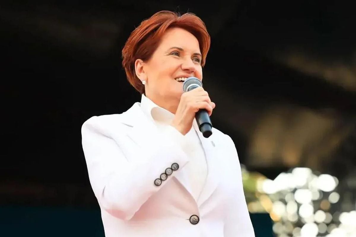 Meral Akşener bir düğün töreninde görüntüleniyor, yanında İYİ Parti Milletvekili Burak Akburak bulunuyor.
