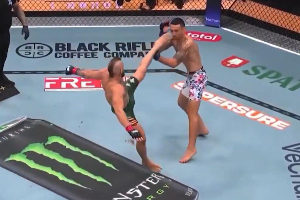 Conor McGregor ve Max Holloway'in UFC 329'daki maçından bir kare.
