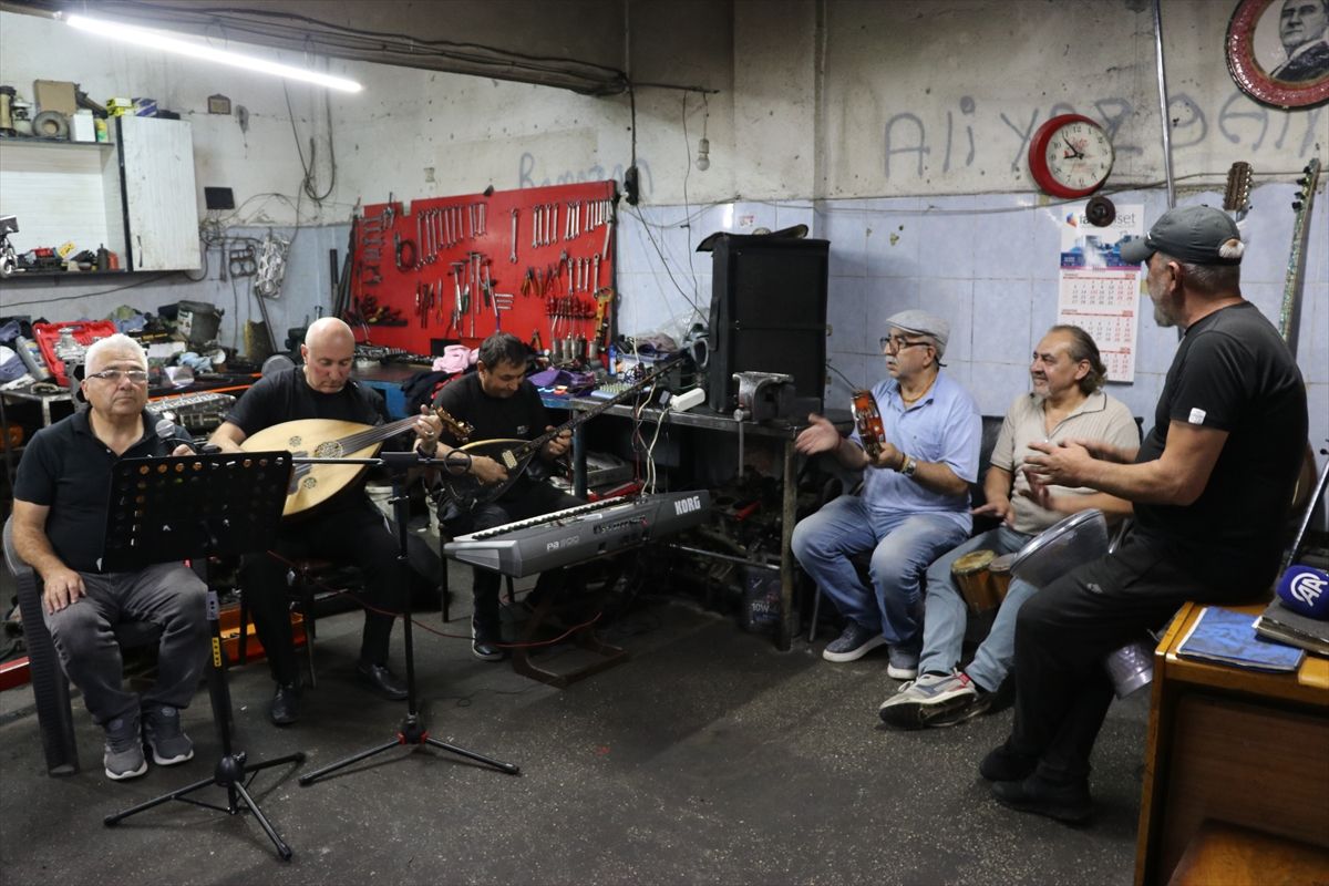 Motor ustalarının kurduğu 'Grup Sanayi' tamirhaneyi konser salonuna dönüştürüyor