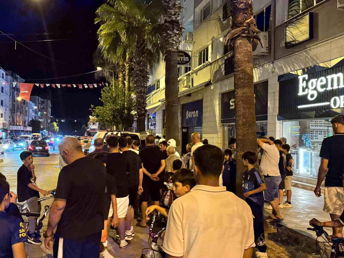 Muğla'nın Ortaca ilçesinde bir iş merkezinin çatısına çıkan genç, ekiplerin çabasıyla indirildi.