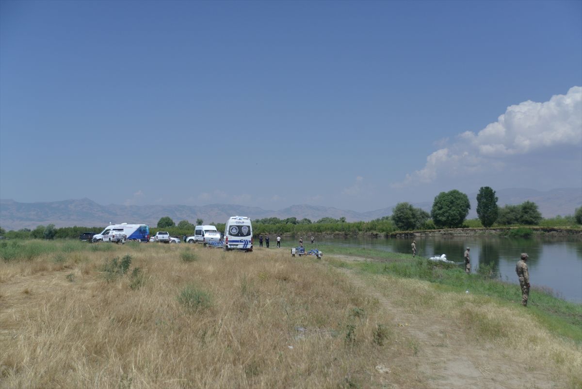 Muş'ta nehre düşen çocuğu arama çalışmaları sürüyor
