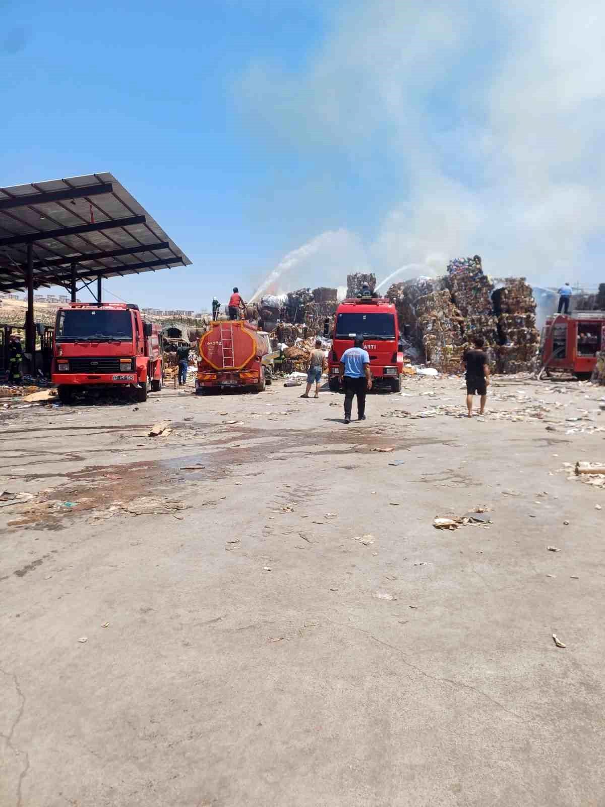 Nizip'te kağıt fabrikasında yangın