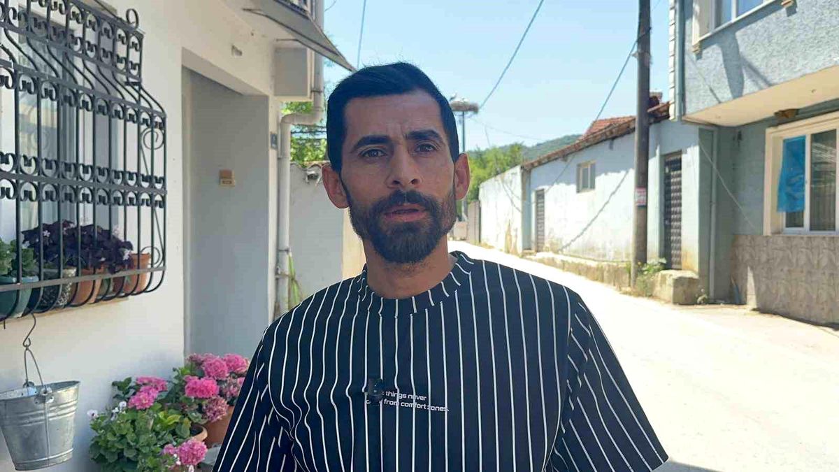 Bursa'da Süleyman Koçoğlu, zeytinyağı ile tedavi ettiği kazıyla birlikte yürüyor.