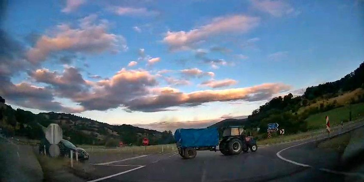 Amasya'da bir otomobilin önüne aniden çıkan traktör ve sürücünün ani manevrasıyla kazayı önlediği anı gösteren araç kamerası görüntüsü.